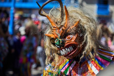 Şeytani maskeler ve akrobatik yeteneklerle, Saqras Paucartambo 'da dans ediyor, neşeli, alaycı ruhlar koruyor ve kışkırtıyor, enerji ve gerilim ekliyor. Bakire del Carmen