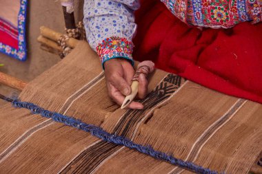 Colca Vadisi 'nden bir And sanatçısı geleneksel dokuma tezgahında ustalıkla örüyor ve nesilden nesile geçen yüzyıllık teknikleri koruyor. Her iplik, doğal renklerle boyanmış..
