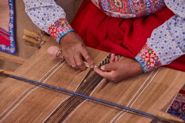 Colca Vadisi 'nden bir And sanatçısı geleneksel dokuma tezgahında ustalıkla örüyor ve nesilden nesile geçen yüzyıllık teknikleri koruyor. Her iplik, doğal renklerle boyanmış..