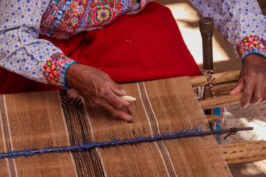 Colca Vadisi 'nden bir And sanatçısı geleneksel dokuma tezgahında ustalıkla örüyor ve nesilden nesile geçen yüzyıllık teknikleri koruyor. Her iplik, doğal renklerle boyanmış..