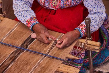 Colca Vadisi 'nden bir And sanatçısı geleneksel dokuma tezgahında ustalıkla örüyor ve nesilden nesile geçen yüzyıllık teknikleri koruyor. Her iplik, doğal renklerle boyanmış..