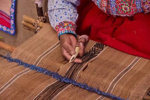 Colca Vadisi 'nden bir And sanatçısı geleneksel dokuma tezgahında ustalıkla örüyor ve nesilden nesile geçen yüzyıllık teknikleri koruyor. Her iplik, doğal renklerle boyanmış..