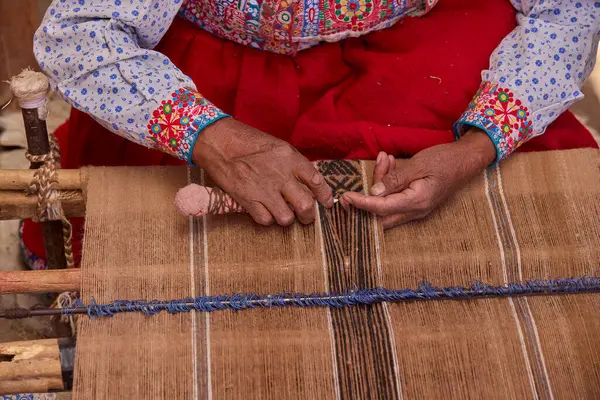 Colca Vadisi 'nden bir And sanatçısı geleneksel dokuma tezgahında ustalıkla örüyor ve nesilden nesile geçen yüzyıllık teknikleri koruyor. Her iplik, doğal renklerle boyanmış..