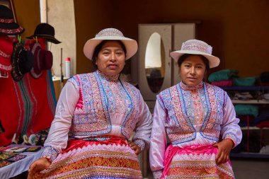 Peru 'nun güneyindeki Colca Vadisi' nden kadınlar And Dağları 'nın zengin kültürel mirasının bir kanıtı olarak geleneksel işlemeli giysilerini gururla giyerler.