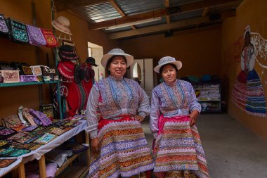 Peru 'nun güneyindeki Colca Vadisi' nden kadınlar And Dağları 'nın zengin kültürel mirasının bir kanıtı olarak geleneksel işlemeli giysilerini gururla giyerler.