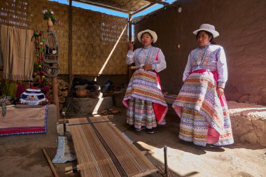 Peru 'nun güneyindeki Colca Vadisi' nden kadınlar And Dağları 'nın zengin kültürel mirasının bir kanıtı olarak geleneksel işlemeli giysilerini gururla giyerler.