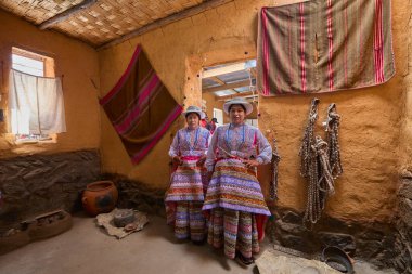 Peru 'nun güneyindeki Colca Vadisi' nden kadınlar And Dağları 'nın zengin kültürel mirasının bir kanıtı olarak geleneksel işlemeli giysilerini gururla giyerler.