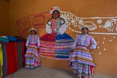 Peru 'nun güneyindeki Colca Vadisi' nden kadınlar And Dağları 'nın zengin kültürel mirasının bir kanıtı olarak geleneksel işlemeli giysilerini gururla giyerler.
