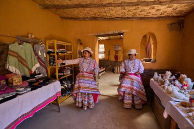 Peru 'nun güneyindeki Colca Vadisi' nden kadınlar And Dağları 'nın zengin kültürel mirasının bir kanıtı olarak geleneksel işlemeli giysilerini gururla giyerler.