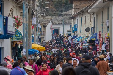 Paucartambo 'daki Virgen del Carmen alayı sokakları adanmışlık, müzik ve renkle dolduruyor. Sadık dindarlar, Mamacha Carmen 'in saygı duyulan imajına eşlik ederler.,