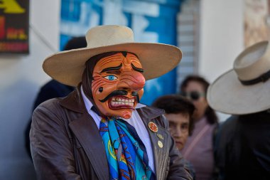Paucartambo 'nun Majeoları, Virgen del Carmen şenlikleri sırasında enerjik enerjiyle dans ediyorlar. Neşeli bir kutlama için mizah, tarih ve gelenekleri harmanlıyorlar.