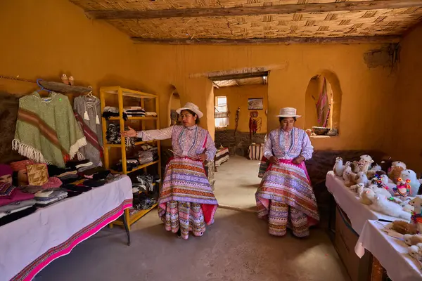 Peru 'nun güneyindeki Colca Vadisi' nden kadınlar And Dağları 'nın zengin kültürel mirasının bir kanıtı olarak geleneksel işlemeli giysilerini gururla giyerler.