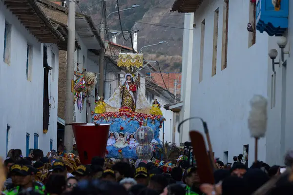 Paucartambo 'daki Virgen del Carmen alayı sokakları adanmışlık, müzik ve renkle dolduruyor. Sadık dindarlar, Mamacha Carmen 'in saygı duyulan imajına eşlik ederler.,