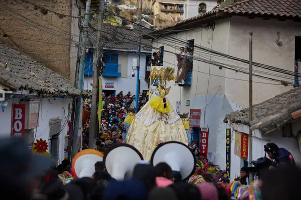 Paucartambo 'daki Virgen del Carmen alayı sokakları adanmışlık, müzik ve renkle dolduruyor. Sadık dindarlar, Mamacha Carmen 'in saygı duyulan imajına eşlik ederler.,