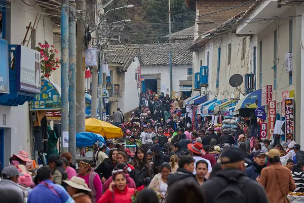 Paucartambo 'daki Virgen del Carmen alayı sokakları adanmışlık, müzik ve renkle dolduruyor. Sadık dindarlar, Mamacha Carmen 'in saygı duyulan imajına eşlik ederler.,