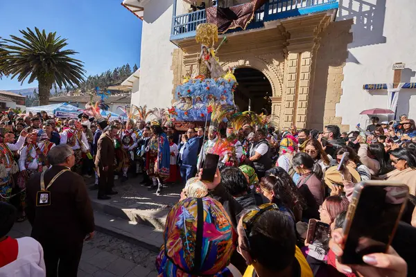Paucartambo 'daki Virgen del Carmen alayı sokakları adanmışlık, müzik ve renkle dolduruyor. Sadık dindarlar, Mamacha Carmen 'in saygı duyulan imajına eşlik ederler.,