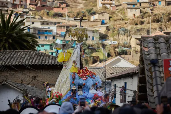 Paucartambo 'daki Virgen del Carmen alayı sokakları adanmışlık, müzik ve renkle dolduruyor. Sadık dindarlar, Mamacha Carmen 'in saygı duyulan imajına eşlik ederler.,