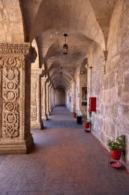 Claustros de la Compaa 'nın beyaz volkanik sillar' dan oyulmuş zarif koloni mimarisi. Bir zamanlar Cizvit kompleksinin bir parçası olan bu bahçeler artık Beyaz Şehir 'in kalbindeki tarihi, sanatı ve günlük yaşamı harmanlıyor.