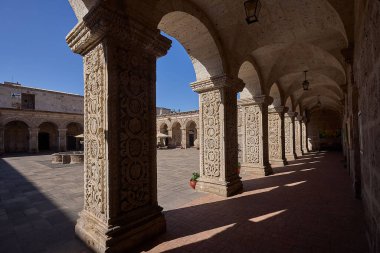 Claustros de la Compaa 'nın beyaz volkanik sillar' dan oyulmuş zarif koloni mimarisi. Bir zamanlar Cizvit kompleksinin bir parçası olan bu bahçeler artık Beyaz Şehir 'in kalbindeki tarihi, sanatı ve günlük yaşamı harmanlıyor.
