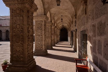 Claustros de la Compaa 'nın beyaz volkanik sillar' dan oyulmuş zarif koloni mimarisi. Bir zamanlar Cizvit kompleksinin bir parçası olan bu bahçeler artık Beyaz Şehir 'in kalbindeki tarihi, sanatı ve günlük yaşamı harmanlıyor.