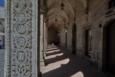 Claustros de la Compaa 'nın beyaz volkanik sillar' dan oyulmuş zarif koloni mimarisi. Bir zamanlar Cizvit kompleksinin bir parçası olan bu bahçeler artık Beyaz Şehir 'in kalbindeki tarihi, sanatı ve günlük yaşamı harmanlıyor.