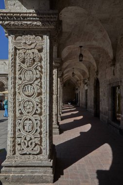 Claustros de la Compaa 'nın beyaz volkanik sillar' dan oyulmuş zarif koloni mimarisi. Bir zamanlar Cizvit kompleksinin bir parçası olan bu bahçeler artık Beyaz Şehir 'in kalbindeki tarihi, sanatı ve günlük yaşamı harmanlıyor.