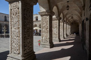 Claustros de la Compaa 'nın beyaz volkanik sillar' dan oyulmuş zarif koloni mimarisi. Bir zamanlar Cizvit kompleksinin bir parçası olan bu bahçeler artık Beyaz Şehir 'in kalbindeki tarihi, sanatı ve günlük yaşamı harmanlıyor.