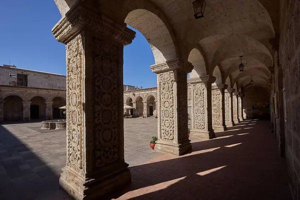 Claustros de la Compaa 'nın beyaz volkanik sillar' dan oyulmuş zarif koloni mimarisi. Bir zamanlar Cizvit kompleksinin bir parçası olan bu bahçeler artık Beyaz Şehir 'in kalbindeki tarihi, sanatı ve günlük yaşamı harmanlıyor.