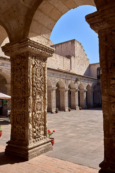 Клаустрос-де-ла-Компаа представляет изящную колониальную архитектуру, вырезанную из белого вулканического силлара. Когда-то входившие в комплекс иезуитов, эти аркадные дворы теперь смешивают в себе историю, искусство и повседневную жизнь в самом сердце Белого города.