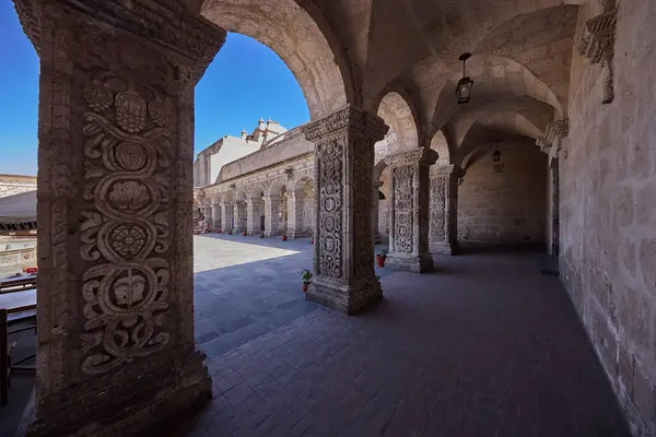 Claustros de la Compaa 'nın beyaz volkanik sillar' dan oyulmuş zarif koloni mimarisi. Bir zamanlar Cizvit kompleksinin bir parçası olan bu bahçeler artık Beyaz Şehir 'in kalbindeki tarihi, sanatı ve günlük yaşamı harmanlıyor.