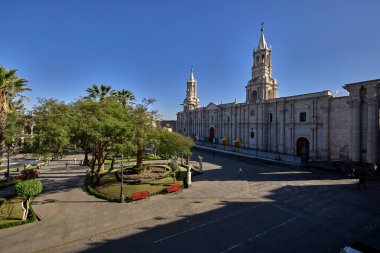 Görkemli ve zamansız olan Arequipa Katedrali, Andean güneşinin altında parıldayan zarif volkanik sillar cephesi Armas Meydanı üzerinde gururla yükselir.