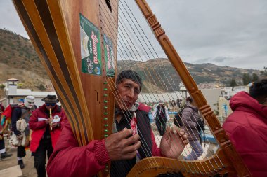 Tutkulu orkestra sanatçıları Paucartambo sokaklarını Virgen del Carmen kutlamaları, bağlılık, gelenek ve coşkulu şenlik boyunca güçlü melodilerle doldurdu.