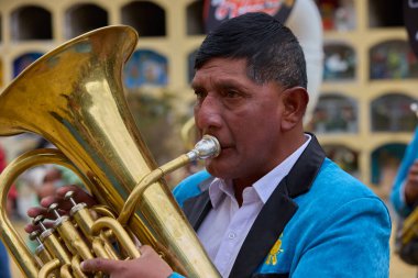Tutkulu orkestra sanatçıları Paucartambo sokaklarını Virgen del Carmen kutlamaları, bağlılık, gelenek ve coşkulu şenlik boyunca güçlü melodilerle doldurdu.