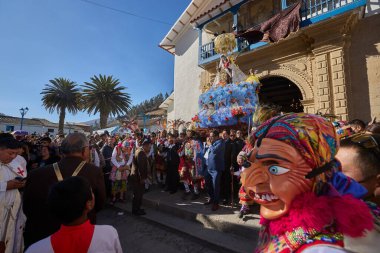 La Virgen del Carmen 'in resmi alayı Paucartambo' daki kiliseden, sadık dindarlar, müzik ve asırlık geleneklerle çevrelenmiş bir şekilde ortaya çıkar.