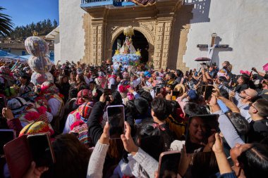 La Virgen del Carmen 'in resmi alayı Paucartambo' daki kiliseden, sadık dindarlar, müzik ve asırlık geleneklerle çevrelenmiş bir şekilde ortaya çıkar.
