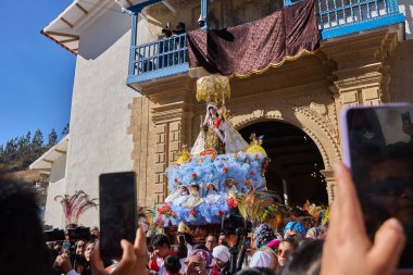 La Virgen del Carmen 'in resmi alayı Paucartambo' daki kiliseden, sadık dindarlar, müzik ve asırlık geleneklerle çevrelenmiş bir şekilde ortaya çıkar.