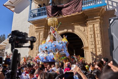 La Virgen del Carmen 'in resmi alayı Paucartambo' daki kiliseden, sadık dindarlar, müzik ve asırlık geleneklerle çevrelenmiş bir şekilde ortaya çıkar.
