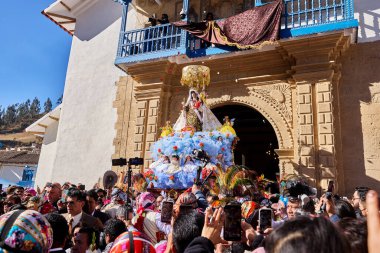 La Virgen del Carmen 'in resmi alayı Paucartambo' daki kiliseden, sadık dindarlar, müzik ve asırlık geleneklerle çevrelenmiş bir şekilde ortaya çıkar.