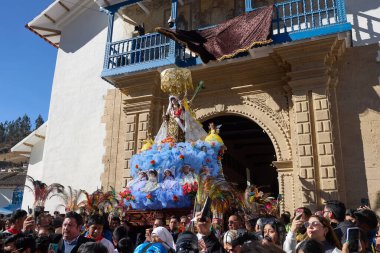 La Virgen del Carmen 'in resmi alayı Paucartambo' daki kiliseden, sadık dindarlar, müzik ve asırlık geleneklerle çevrelenmiş bir şekilde ortaya çıkar.