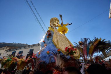 La Virgen del Carmen 'in resmi alayı Paucartambo' daki kiliseden, sadık dindarlar, müzik ve asırlık geleneklerle çevrelenmiş bir şekilde ortaya çıkar.
