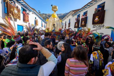 La Virgen del Carmen 'in resmi alayı Paucartambo' daki kiliseden, sadık dindarlar, müzik ve asırlık geleneklerle çevrelenmiş bir şekilde ortaya çıkar.