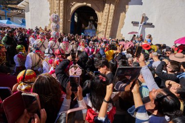 La Virgen del Carmen 'in resmi alayı Paucartambo' daki kiliseden, sadık dindarlar, müzik ve asırlık geleneklerle çevrelenmiş bir şekilde ortaya çıkar.