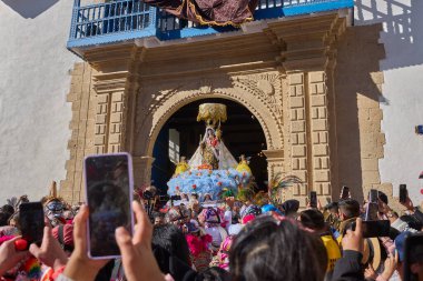 La Virgen del Carmen 'in resmi alayı Paucartambo' daki kiliseden, sadık dindarlar, müzik ve asırlık geleneklerle çevrelenmiş bir şekilde ortaya çıkar.