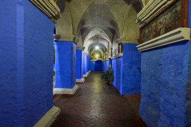 Santa Catalina Kongresi gece gökyüzünün altında parlıyor, antik duvarları ve sessiz manastırları yüzyıllardır süren tarih ve bağlılığı fısıldıyor. arequipa Peru