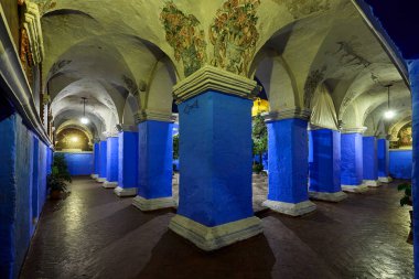 Santa Catalina Kongresi gece gökyüzünün altında parlıyor, antik duvarları ve sessiz manastırları yüzyıllardır süren tarih ve bağlılığı fısıldıyor. arequipa Peru