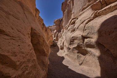 Arequipa 'daki Culebrillas Kanyonu' nun dar ve dolambaçlı geçitlerini keşfediyorum. Orada yüksek kaya duvarları ve çöl ışığı yüzyıllar boyunca rüzgar ve suyun oluşturduğu nefes kesici doğal bir koridor oluşturuyor..