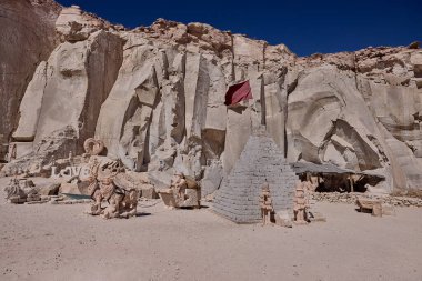 Arequipa 'daki Aashuayco taş ocağı her yüzeye gelenek, zanaat ve tarihin kazındığı canlı bir atölye olan beyaz volkanik taştan yüksek duvarlar ortaya çıkarıyor.