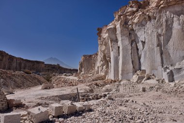 Arequipa 'daki Aashuayco taş ocağı her yüzeye gelenek, zanaat ve tarihin kazındığı canlı bir atölye olan beyaz volkanik taştan yüksek duvarlar ortaya çıkarıyor.