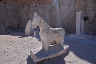 Arequipa 'daki Aashuayco taş ocağı her yüzeye gelenek, zanaat ve tarihin kazındığı canlı bir atölye olan beyaz volkanik taştan yüksek duvarlar ortaya çıkarıyor.