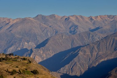 Etkileyici Colca Kanyonu dramatik uçurumlar ve derin vadiler şeklinde yüzyıllardır akan su ve yer değiştiren toprak tarafından oyulmuştur. Büyük Kanyon 'un iki katı derinlikte.